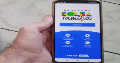 Bolsa Família saiba as obrigatoriedades dos beneficiários com crianças O Programa Bolsa Família, uma iniciativa do governo brasileiro, oferece assistência financeira a famílias em situação de vulnerabilidade. Recentemente, foram estabelecidas novas obrigações para famílias com crianças de 0 a 6 anos que recebem o benefício adicional de R$ 150. Essas obrigações, conhecidas como condicionalidades, são essenciais para garantir a continuidade dos benefícios. Obrigações para os Beneficiários O Ministério do Desenvolvimento Social (MDS) definiu algumas obrigações que os responsáveis pelas crianças beneficiárias do Bolsa Família devem cumprir rigorosamente. Essas obrigações visam garantir o acesso das crianças a serviços essenciais, como saúde e educação. São elas: Carteira de Vacinação em Dia: É fundamental manter a carteira de vacinação da criança atualizada, conforme o calendário do Ministério da Saúde, incluindo vacinas de campanha. Aferição de Peso e Altura: Semestralmente, até que a criança complete 7 anos, é necessário realizar a aferição de peso e altura. Frequência Escolar: As crianças em idade escolar devem ter uma frequência mínima de 75% nas aulas. Procedimentos em Caso de Bloqueio O descumprimento das obrigações estabelecidas pode resultar no bloqueio do pagamento do benefício do Bolsa Família. Para reativar o benefício, os beneficiários devem seguir dois procedimentos importantes: Correção das Condicionalidades: É necessário corrigir a situação que levou ao descumprimento das obrigações. Isso pode incluir atualizar a carteira de vacinação, realizar acompanhamento nutricional nas unidades de saúde e garantir a frequência escolar. Atualização Cadastral no CRAS: Os beneficiários devem atualizar seus dados cadastrais no Centro de Referência em Assistência Social (CRAS) mais próximo, apresentando os comprovantes de correção das condicionalidades. As condicionalidades estabelecidas pelo Bolsa Família têm o propósito de garantir que as crianças beneficiárias tenham acesso a serviços básicos de saúde e educação. Além disso, reforçam a importância do acompanhamento adequado para um desenvolvimento saudável e integral. Se você é um beneficiário do Bolsa Família com crianças sob sua responsabilidade, é essencial estar ciente dessas obrigações e cumpri-las regularmente para manter seus benefícios e garantir o bem-estar das crianças.