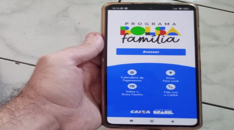 Bolsa Família saiba as obrigatoriedades dos beneficiários com crianças O Programa Bolsa Família, uma iniciativa do governo brasileiro, oferece assistência financeira a famílias em situação de vulnerabilidade. Recentemente, foram estabelecidas novas obrigações para famílias com crianças de 0 a 6 anos que recebem o benefício adicional de R$ 150. Essas obrigações, conhecidas como condicionalidades, são essenciais para garantir a continuidade dos benefícios. Obrigações para os Beneficiários O Ministério do Desenvolvimento Social (MDS) definiu algumas obrigações que os responsáveis pelas crianças beneficiárias do Bolsa Família devem cumprir rigorosamente. Essas obrigações visam garantir o acesso das crianças a serviços essenciais, como saúde e educação. São elas: Carteira de Vacinação em Dia: É fundamental manter a carteira de vacinação da criança atualizada, conforme o calendário do Ministério da Saúde, incluindo vacinas de campanha. Aferição de Peso e Altura: Semestralmente, até que a criança complete 7 anos, é necessário realizar a aferição de peso e altura. Frequência Escolar: As crianças em idade escolar devem ter uma frequência mínima de 75% nas aulas. Procedimentos em Caso de Bloqueio O descumprimento das obrigações estabelecidas pode resultar no bloqueio do pagamento do benefício do Bolsa Família. Para reativar o benefício, os beneficiários devem seguir dois procedimentos importantes: Correção das Condicionalidades: É necessário corrigir a situação que levou ao descumprimento das obrigações. Isso pode incluir atualizar a carteira de vacinação, realizar acompanhamento nutricional nas unidades de saúde e garantir a frequência escolar. Atualização Cadastral no CRAS: Os beneficiários devem atualizar seus dados cadastrais no Centro de Referência em Assistência Social (CRAS) mais próximo, apresentando os comprovantes de correção das condicionalidades. As condicionalidades estabelecidas pelo Bolsa Família têm o propósito de garantir que as crianças beneficiárias tenham acesso a serviços básicos de saúde e educação. Além disso, reforçam a importância do acompanhamento adequado para um desenvolvimento saudável e integral. Se você é um beneficiário do Bolsa Família com crianças sob sua responsabilidade, é essencial estar ciente dessas obrigações e cumpri-las regularmente para manter seus benefícios e garantir o bem-estar das crianças.